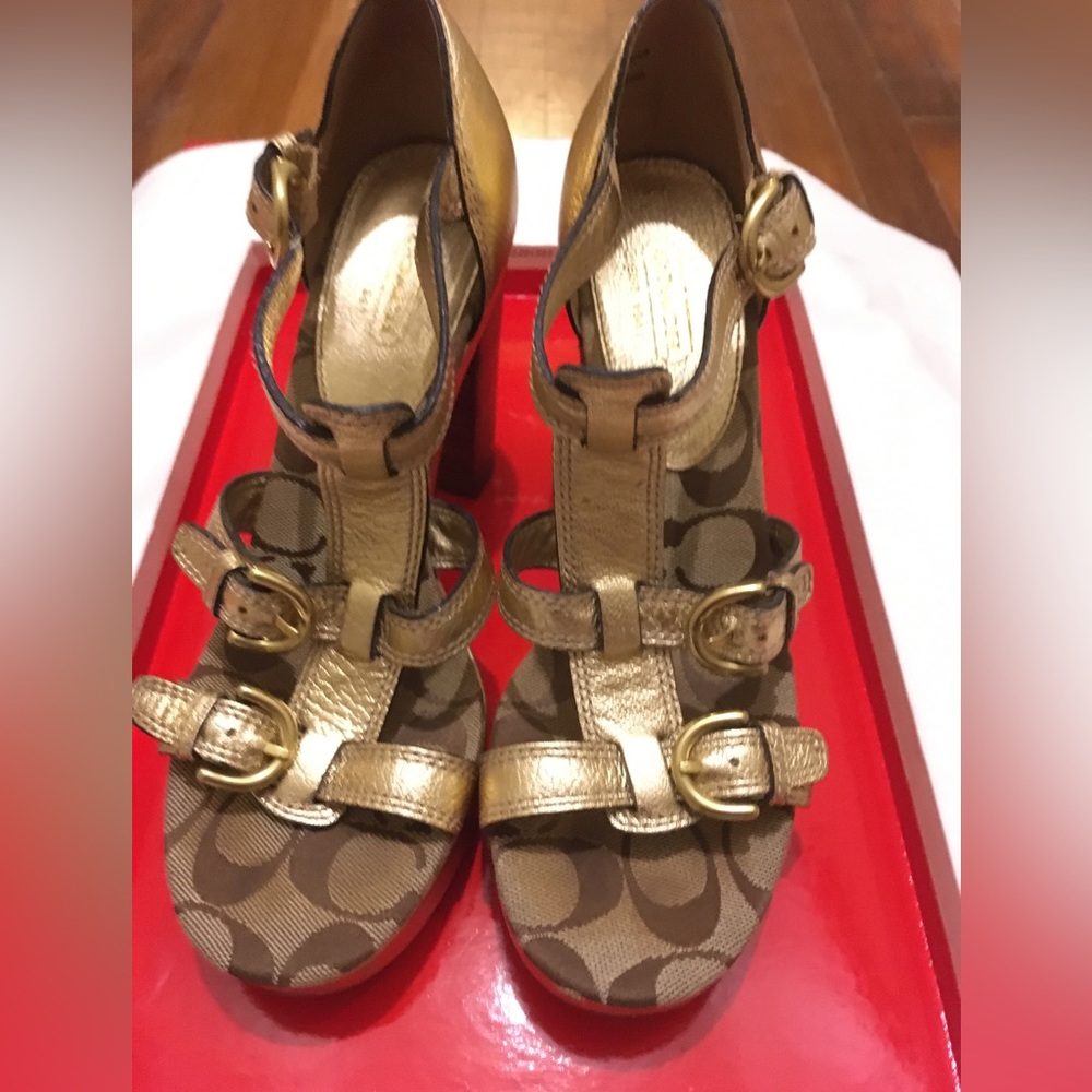 COACH “ JOANNE” pebble Leather Heel Gold size 6.5